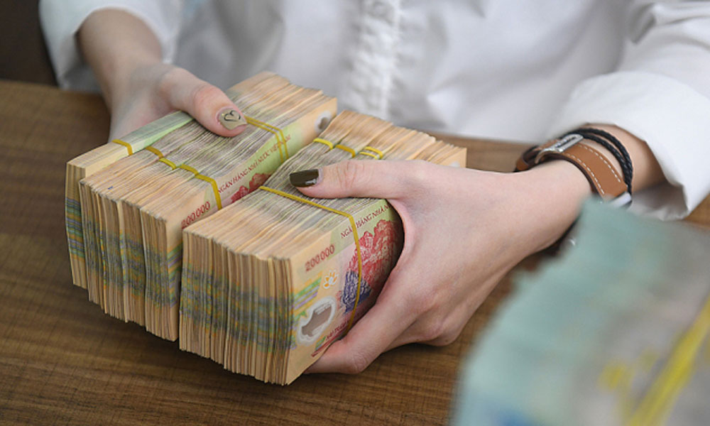 Banks slash mortgage rates to decade low